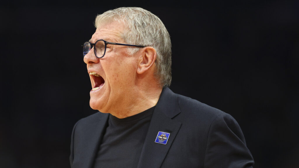 UConn’s Geno Auriemma has meltdown during Huskies’ loss