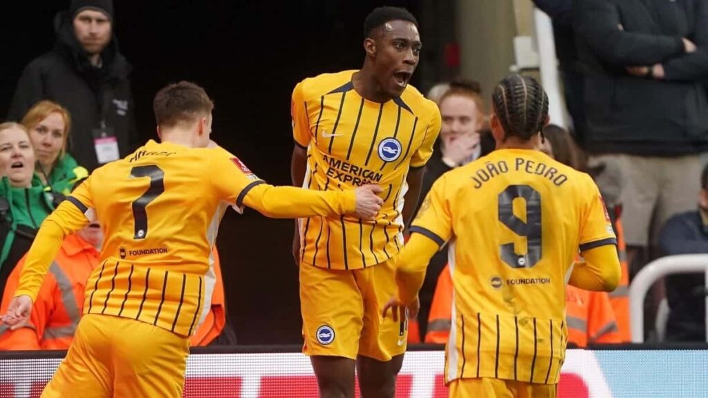 Chelsea make move for former Arsenal and Manchester United striker Welbeck