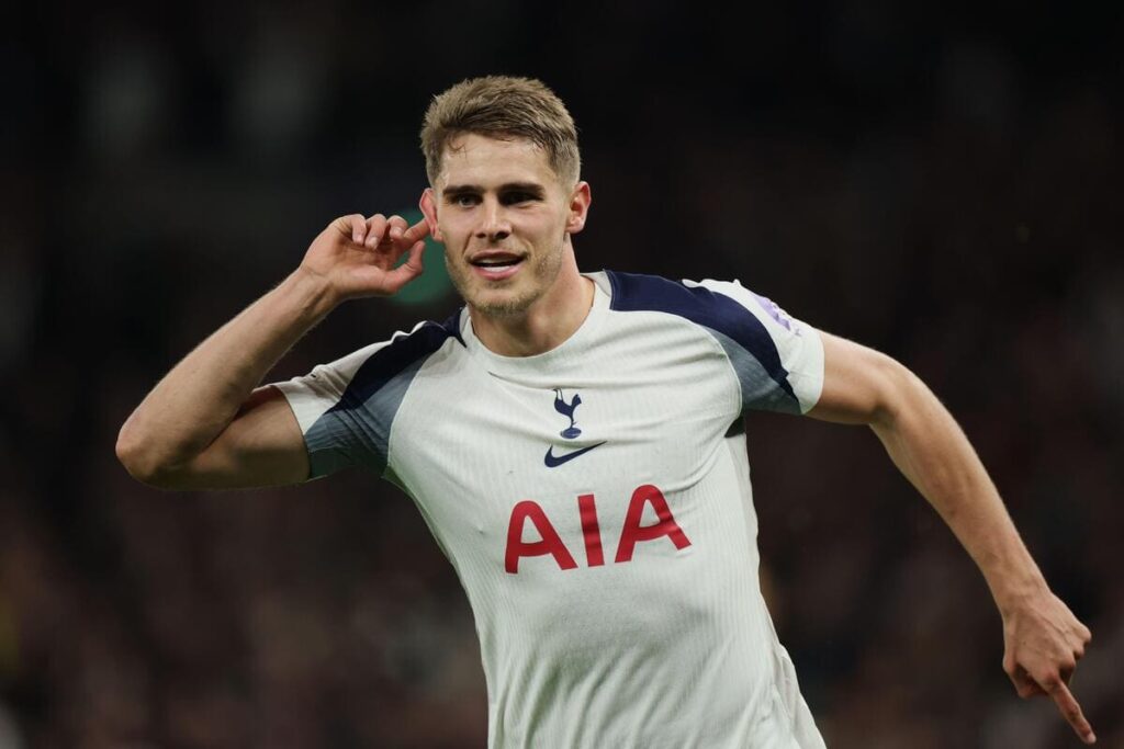 Mickey van de Ven signs new five-year contract