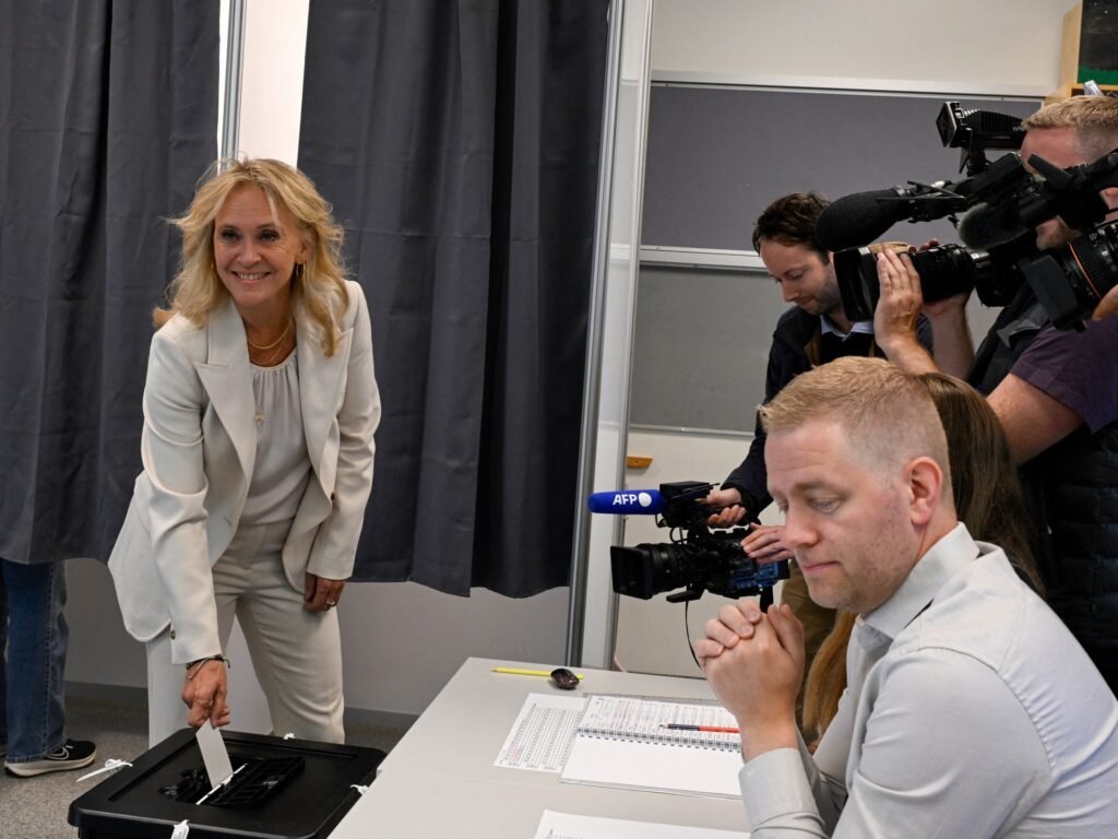 Voting closes in Iceland’s knife-edge EU referendum | Elections News