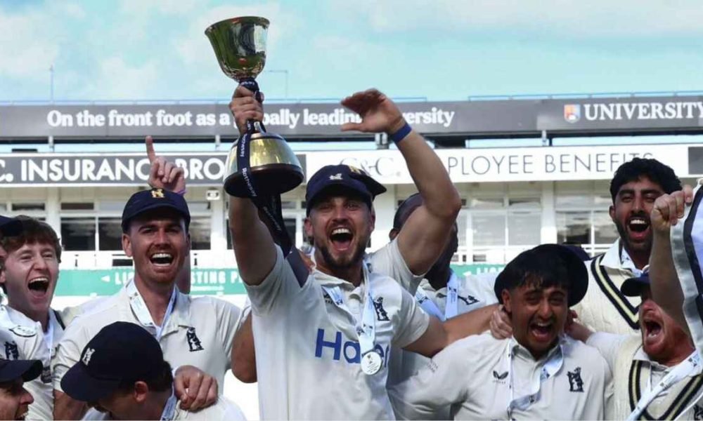 Ethan Bamber brings it home as Warwickshire take the County Championship crown