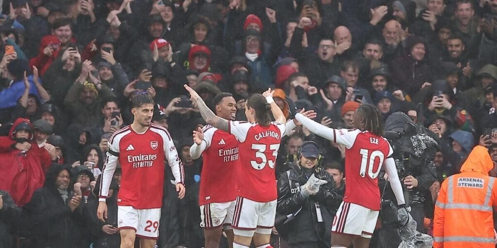 Gunners close gap on City after routine home win over Toffees